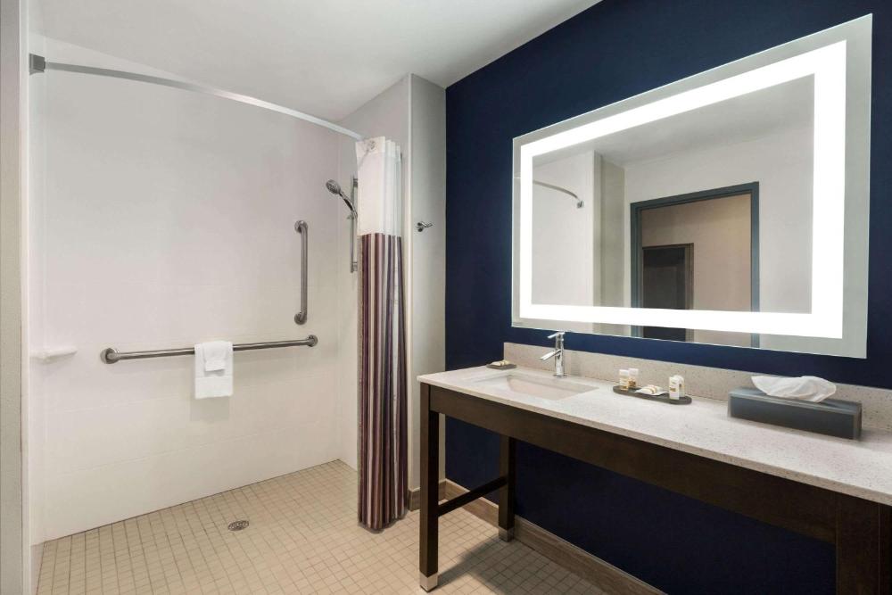 Executive King Room - Mobility Access/Non-Smoking interior